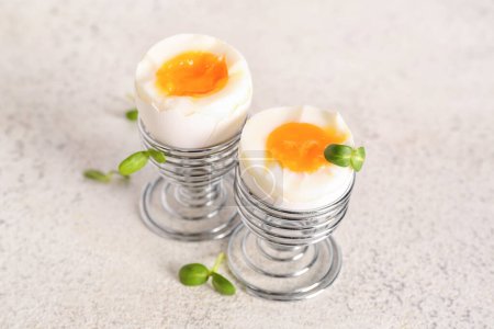 Foto de Titulares con huevos cocidos y hojas sobre fondo blanco - Imagen libre de derechos