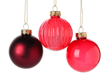 Foto de Hermosas bolas de Navidad colgando sobre fondo blanco - Imagen libre de derechos