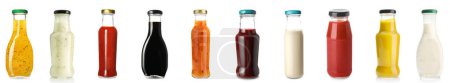 Téléchargez les photos : Ensemble de délicieuses sauces en bouteilles sur fond blanc - en image libre de droit