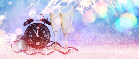 Schönes Neujahrs-Banner mit Wecker, Champagner und Dekor