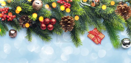 Téléchargez les photos : Belles décorations de Noël sur fond bleu clair, vue de dessus - en image libre de droit