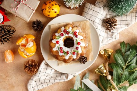 Foto de Composición con sabroso pastel de Navidad, mandarinas, conos y muérdago sobre fondo de color - Imagen libre de derechos
