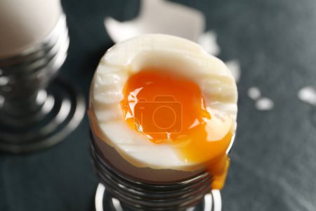 Foto de Soporte con huevos cocidos sobre fondo negro - Imagen libre de derechos