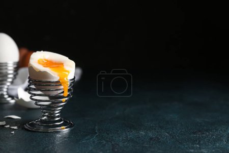 Foto de Soportes con huevos cocidos sobre la mesa sobre fondo negro - Imagen libre de derechos