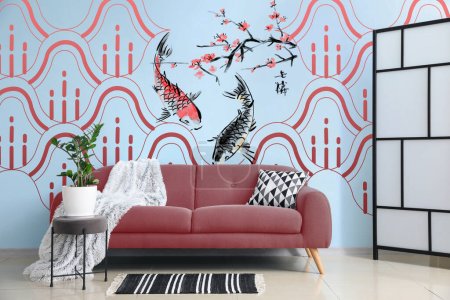 Stilvolles Interieur eines hellen Wohnzimmers mit Sofa und schönem japanischen Print an der Wand