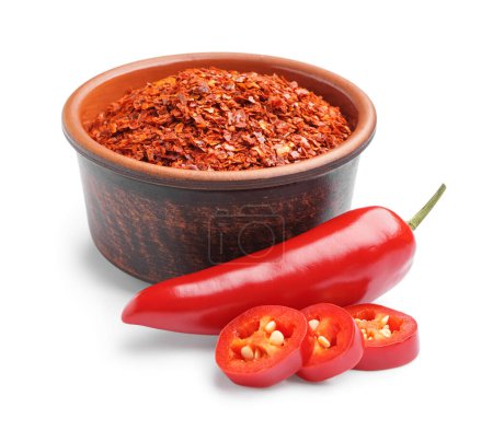 Téléchargez les photos : Bol de flocons de chili chipotle et poivre jalapeno frais sur fond blanc - en image libre de droit
