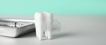 Foto de Dientes de plástico y herramientas dentales en la mesa. Banner para el diseño - Imagen libre de derechos