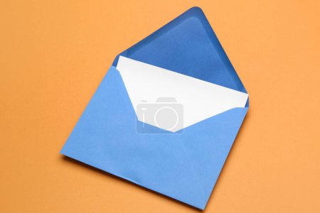 Téléchargez les photos : Enveloppe bleue avec carte sur fond de couleur - en image libre de droit