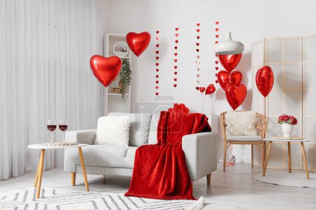 Innenraum des Wohnzimmers mit Sofa, Tischen und roten Luftballons zum Valentinstag