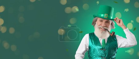Foto de Happy senior man with big head and smoking pipe on green background with space for text. St. Patrick's Day celebration - Imagen libre de derechos