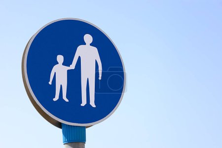 Téléchargez les photos : Pedestrian sign against blue sky, closeup - en image libre de droit