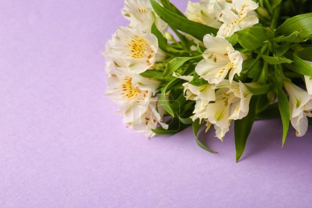 Téléchargez les photos : Bouquet of beautiful alstroemeria flowers on lilac background, closeup - en image libre de droit