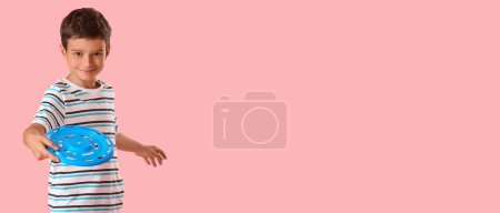 Téléchargez les photos : Funny little boy playing frisbee on pink background with space for text - en image libre de droit