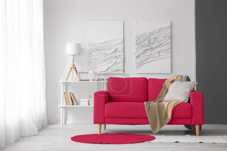 Téléchargez les photos : Interior of light living room with viva magenta sofa and carpet - en image libre de droit