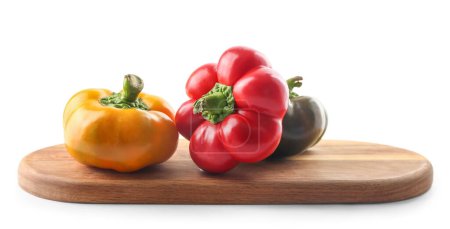Foto de Wooden board with fresh bell peppers isolated on white background - Imagen libre de derechos
