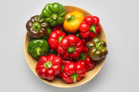 Foto de Bowl of fresh bell peppers on white background - Imagen libre de derechos