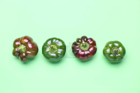 Foto de Row of bell peppers on color background - Imagen libre de derechos