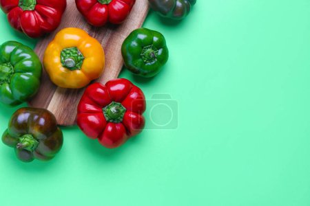 Foto de Board with bell peppers on color background - Imagen libre de derechos