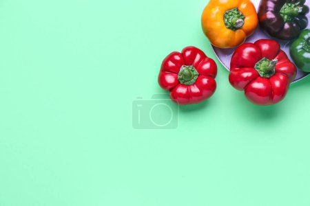 Foto de Plate with fresh bell peppers on color background - Imagen libre de derechos