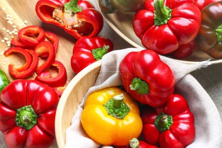 Foto de Fresh bell peppers on table, closeup - Imagen libre de derechos