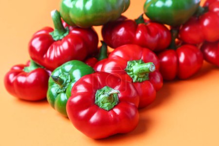 Foto de Heap of fresh bell peppers on color background, closeup - Imagen libre de derechos