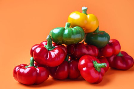 Foto de Heap of fresh bell peppers on color background - Imagen libre de derechos