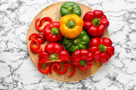 Foto de Plate with fresh bell peppers on light background - Imagen libre de derechos