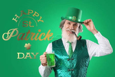 Hombre mayor con pipa humeante y vaso de cerveza sobre fondo verde. Celebración del Día de San Patricio