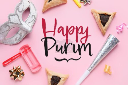 Téléchargez les photos : Beautiful greeting card for Purim holiday with carnival mask and Hamantaschen cookies on pink background - en image libre de droit