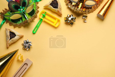 Téléchargez les photos : Frame made of Hamantaschen cookies, carnival masks and rattles for Purim holiday on beige background - en image libre de droit