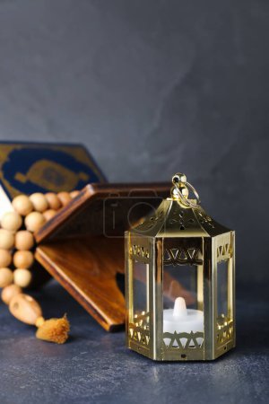 Téléchargez les photos : Lantern with Koran and prayer beads on dark background, closeup. Islamic New Year celebration - en image libre de droit