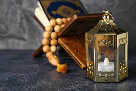 Téléchargez les photos : Lantern with Koran and prayer beads on dark background, closeup. Islamic New Year celebration - en image libre de droit