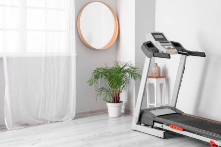 Téléchargez les photos : Modern treadmill in interior of light room - en image libre de droit