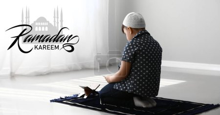 Foto de Tarjeta de felicitación para Ramadán con niño rezando - Imagen libre de derechos
