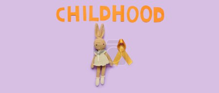Téléchargez les photos : Mot ENFANTS, jouet et ruban doré sur fond lilas. Concept de sensibilisation au cancer chez l'enfant - en image libre de droit