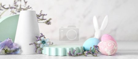 Téléchargez les photos : Empty podiums with spring flowers, Easter eggs and bunny on light background - en image libre de droit