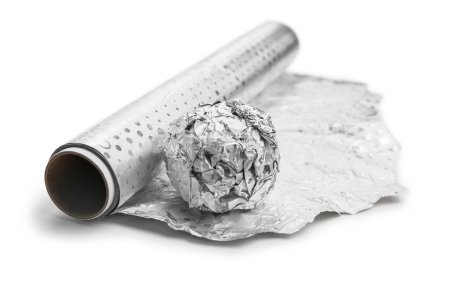 Rollo y bola de papel de aluminio sobre fondo blanco