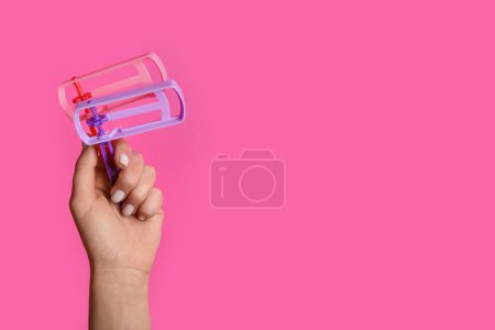 Téléchargez les photos : Woman with Jewish rattles for Purim holiday on pink background - en image libre de droit