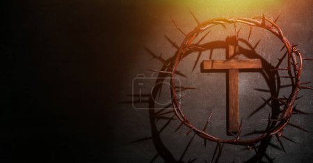 Téléchargez les photos : Crown of thorns and wooden cross on dark background with space for text. Good Friday concept - en image libre de droit