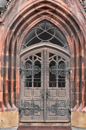 Foto de Vista del antiguo edificio gótico con puerta de madera - Imagen libre de derechos