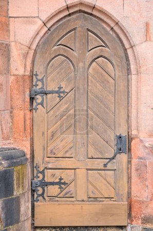 Foto de Vista del antiguo edificio con puerta de madera - Imagen libre de derechos