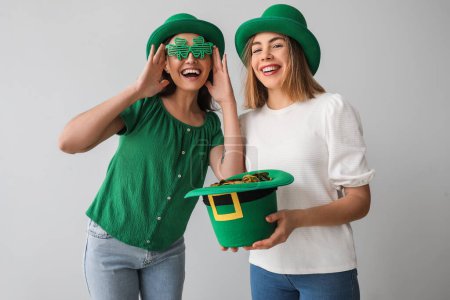 Junge Frauen mit Koboldmütze auf hellem Hintergrund. St. Patrick 's Day Feier