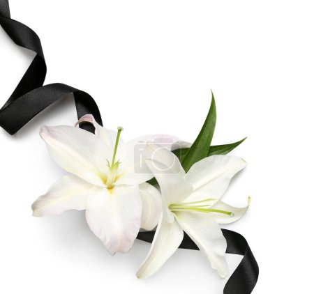 Schwarzes Trauerband und schöne Lilienblüten auf weißem Hintergrund