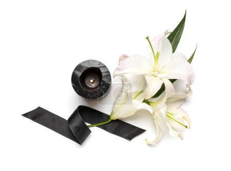 Téléchargez les photos : Composition avec de belles fleurs de lys, ruban funéraire noir et bougie allumée sur fond blanc - en image libre de droit