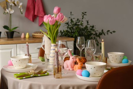 Foto de Hermosa mesa que sirve para la celebración de Pascua en el comedor - Imagen libre de derechos