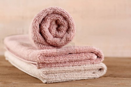 Saubere Baumwollhandtücher auf Holztisch