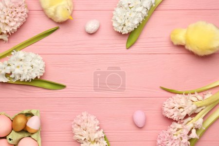 Téléchargez les photos : Cadre fait de belles fleurs de jacinthe, oeufs de Pâques et poulets sur fond de bois rose - en image libre de droit