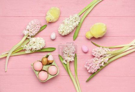 Téléchargez les photos : Composition avec de belles fleurs de jacinthe, des œufs de Pâques et des poulets sur fond de bois rose - en image libre de droit