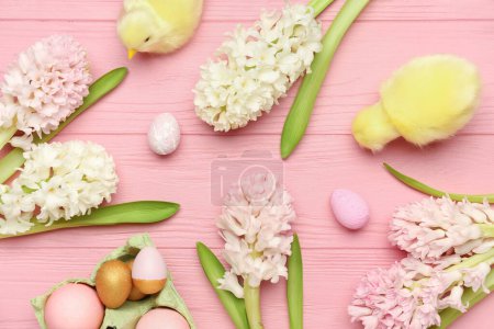 Téléchargez les photos : Composition avec de belles fleurs de jacinthe, des œufs de Pâques et des poulets sur fond de bois rose - en image libre de droit
