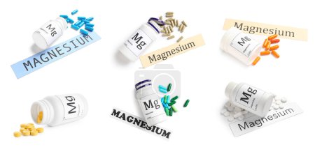 Foto de Set de frascos con pastillas de magnesio sobre fondo blanco - Imagen libre de derechos